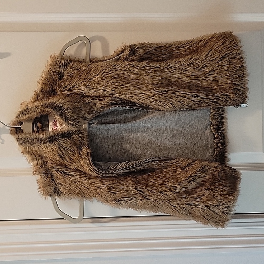8/10 Justice Girls fur vest